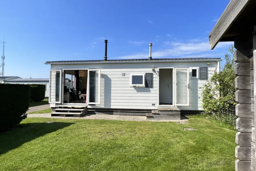 Texelse chalet Coogherveld Type 2 Buiten met openslaanden deuren
